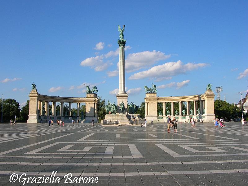 piazza degli eroi.JPG